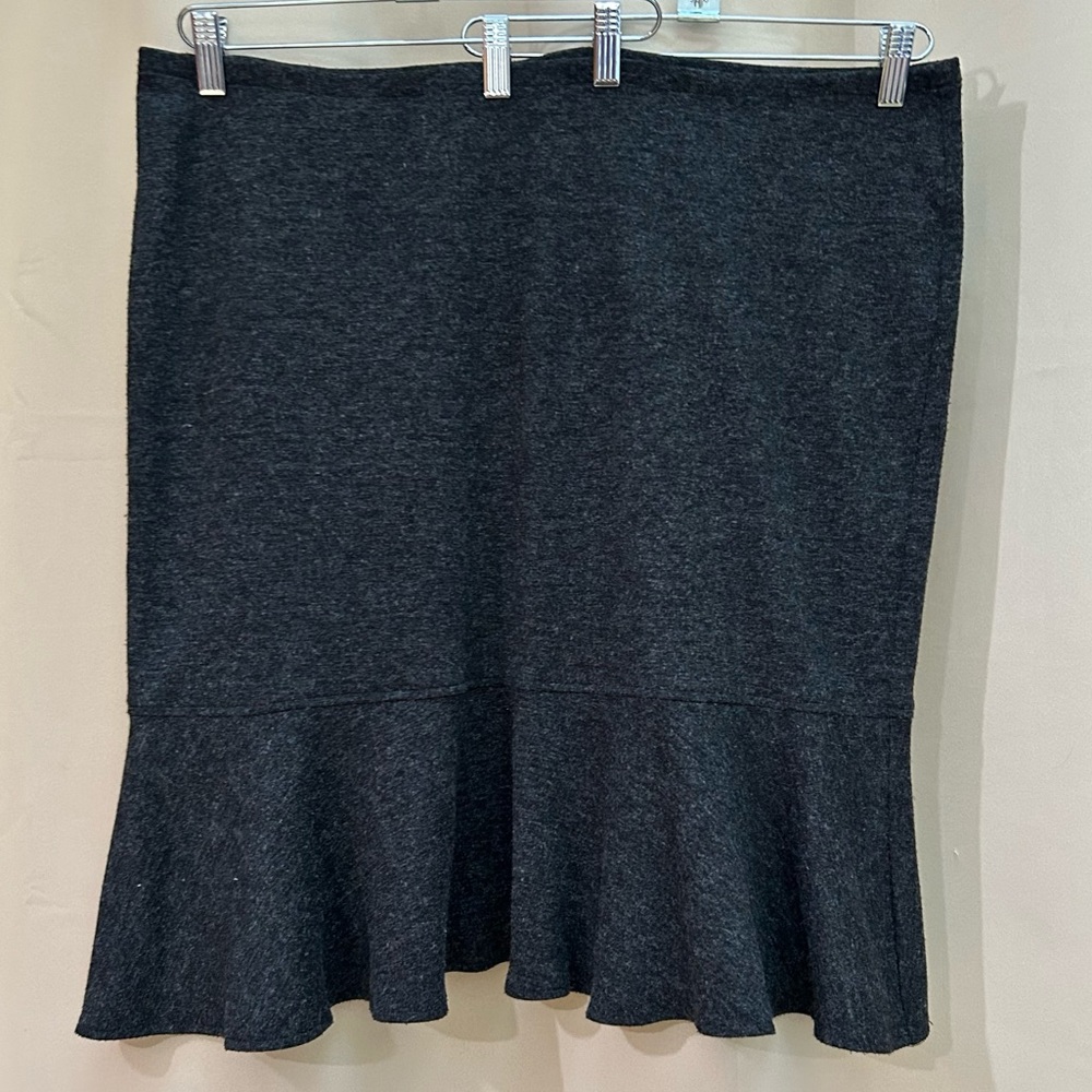 Charcoal Gray Pull-on Flounce Hem Mini Skirt. Size 18